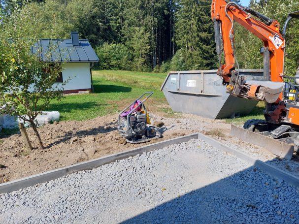 Terrasenbau mit Minibagger Baggerarbeiten