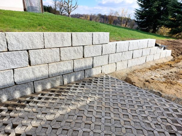Granit Blockstein Terrasse mit Pflasterarbeiten Garageneinfahrt + Granit Blockstein Mauer