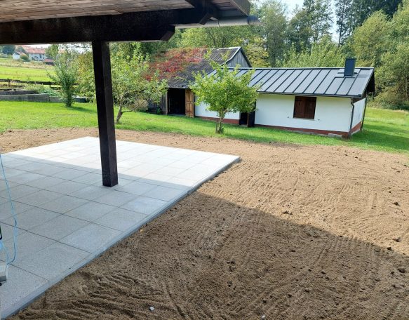 Terrasse mit Rasen ansäen Terrassenbau